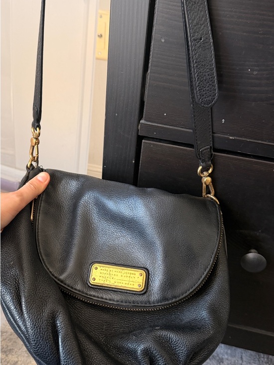 Marc Jacobs Handbags - Marc Jacobs Black Leather Crossbody with Gold Plaque